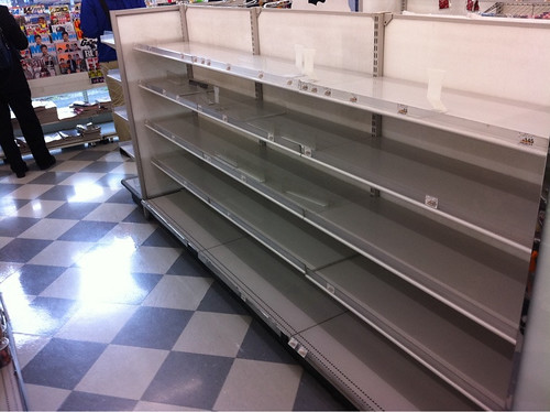 Algunos supermercados siguen con estanterías totalmente vacías